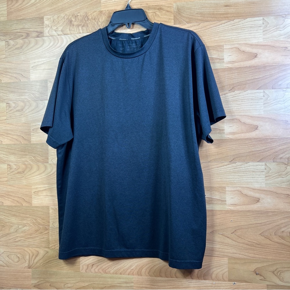 Reebok Black Athletic T-shirt with short sleeves and crewneck
